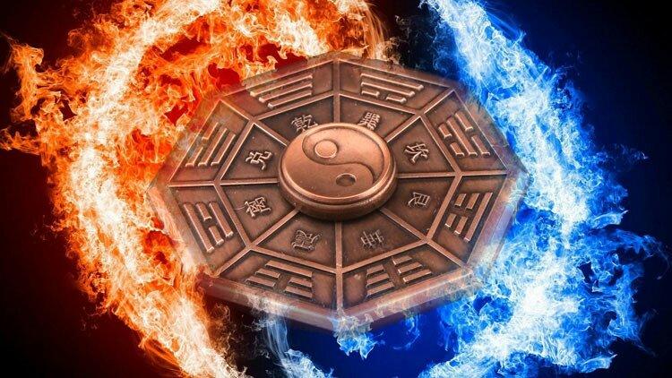 一枚古铜色的八卦盘，中心是太极图，八个扇面刻有卦名与卦画，左侧燃烧橙红火焰，右侧缠绕蓝色火焰