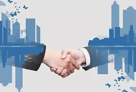 两只穿西装的手在城市楼群剪影前握手，周围飞着蓝色蝴蝶