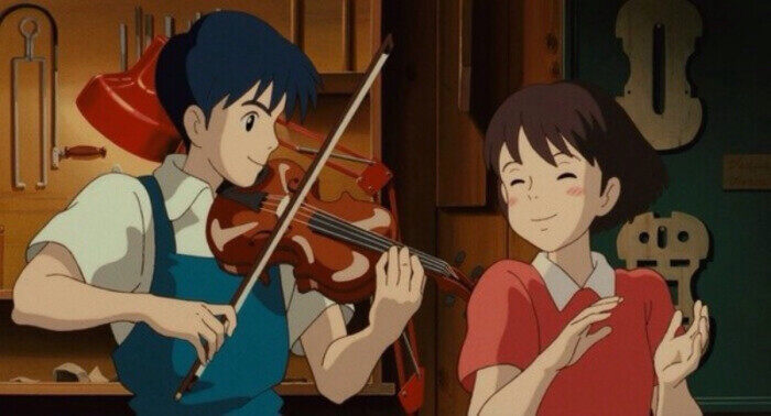 动画截图：《侧耳倾听》中少年在工作室里拉小提琴，身旁的少女闭眼微笑聆听