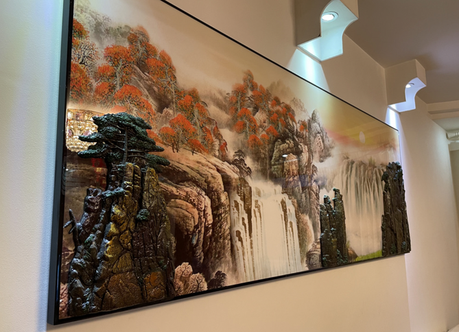 同一幅山水画的侧面近景：立体山石与松树之间，多道瀑布倾泻而下